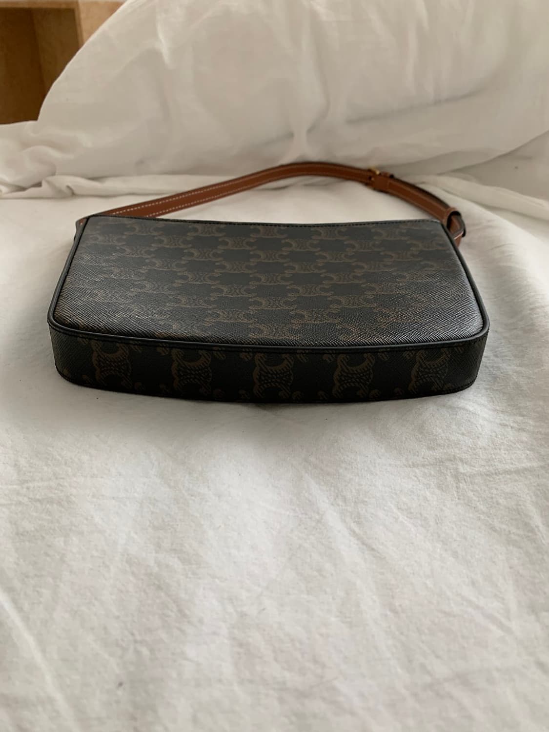 셀린느 트리오페 크로크 숄더백 상품이미지6