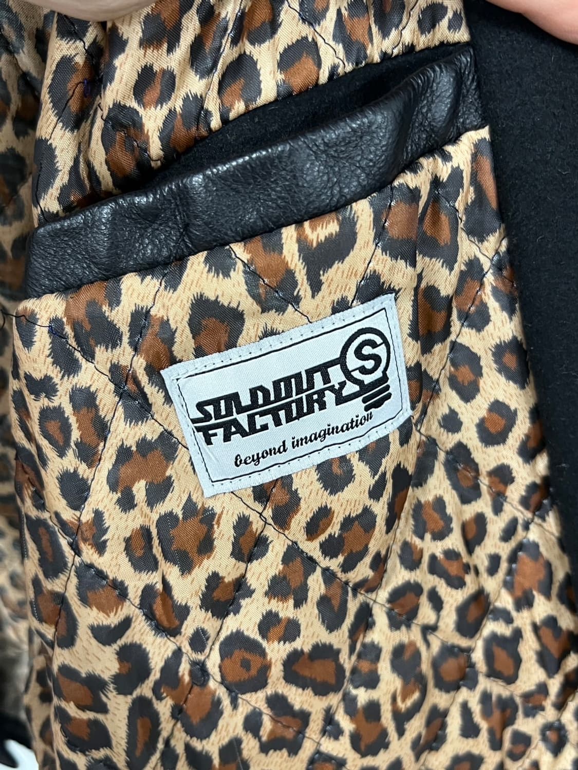 솔드아웃팩토리 안감 레오파드 퀼팅 소가죽 바시티 자켓 상품이미지7