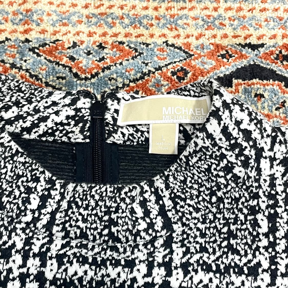 마이클코어스 체크패턴 블랙 화이트 체크 겨울 나시 탑 여성L 상품이미지3