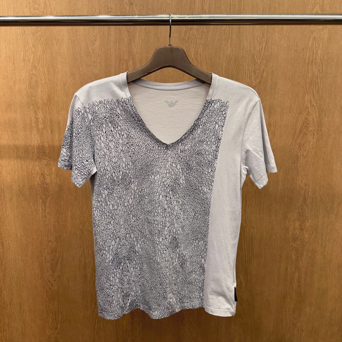 엠포리오 아르마니 브이넥 반팔 티셔츠 스네이크 프린팅 배색 디테일 그레이 상품이미지2