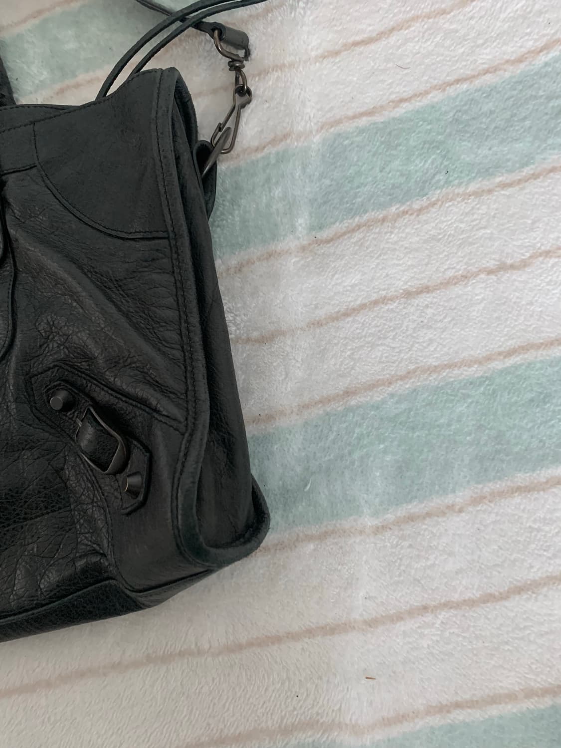 발렌시아가 라지 모터백 시티백 블랙 정품 상품이미지4