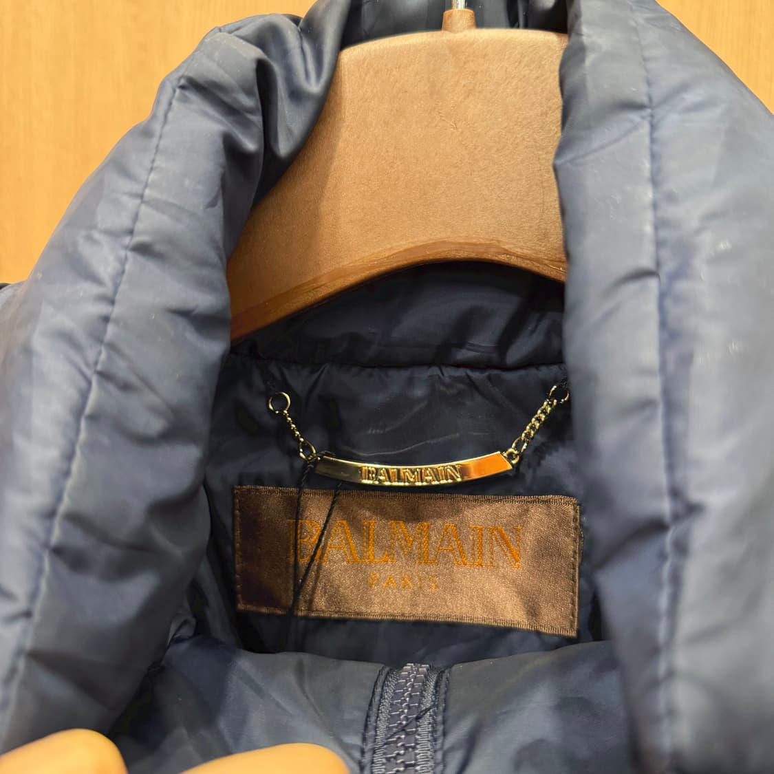 발망 다운 롱 패딩 코트 후드 퍼 트리밍 중앙 셔링 디테일 딥 네이비 상품이미지6