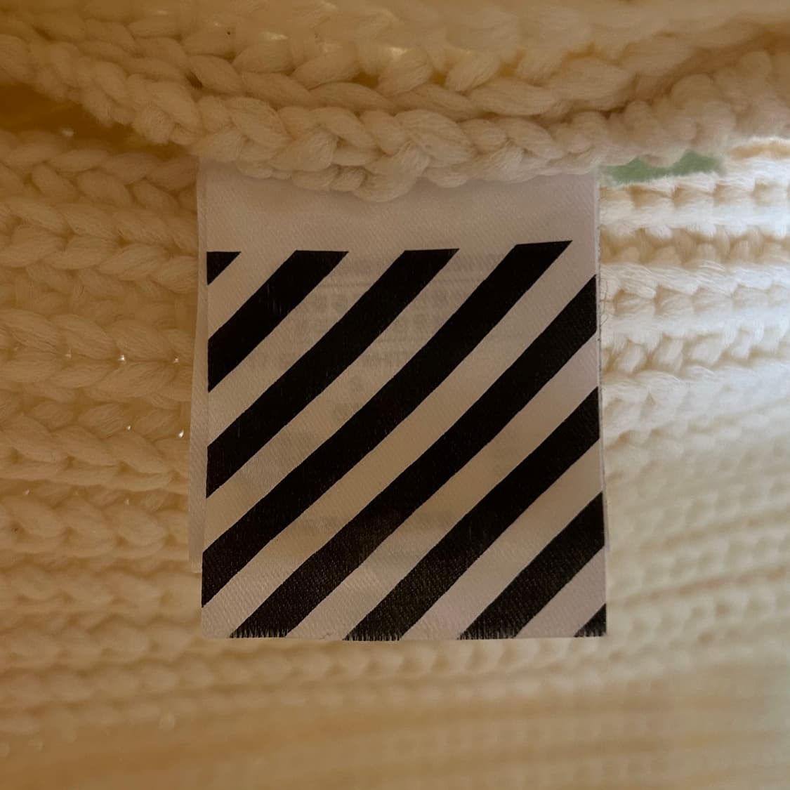 오프화이트 크롭 스웨터 상품이미지7