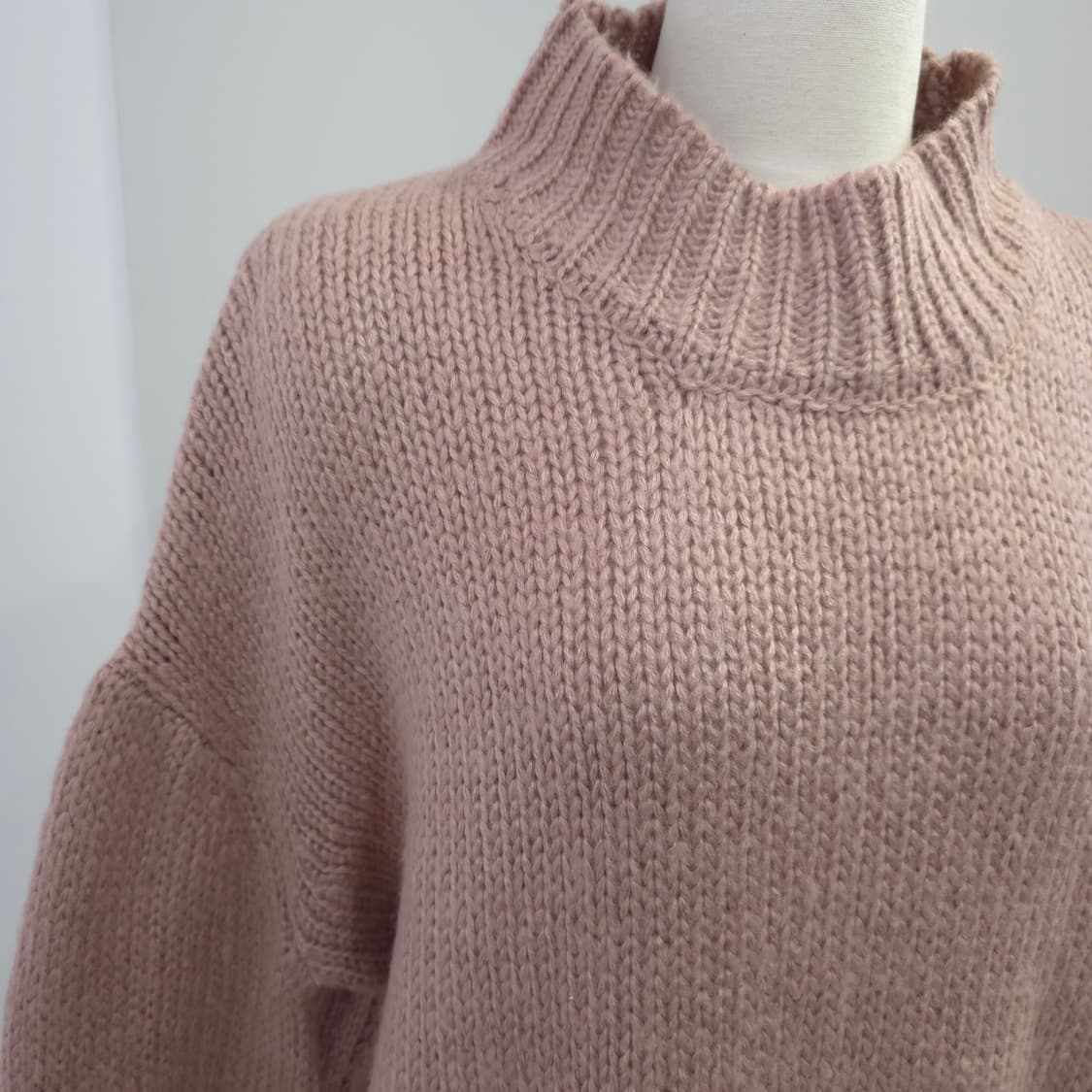 핑크 오픈백 하이넥 루즈핏 니트 상품이미지5