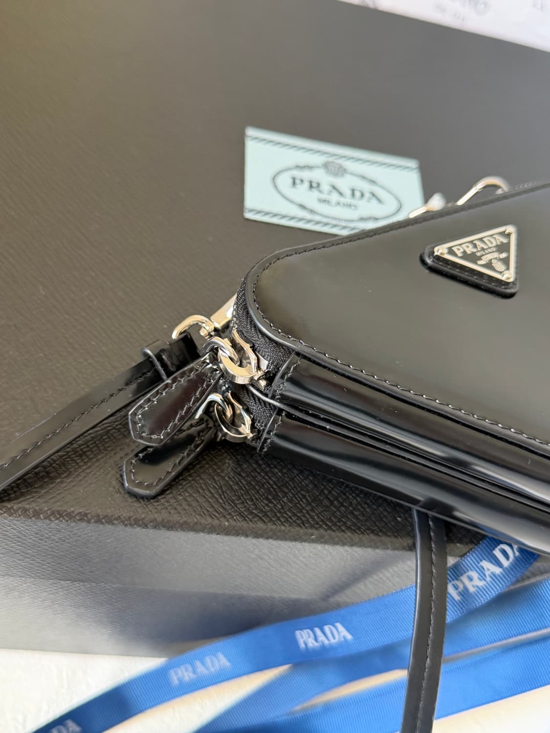 프라다 레더 트라이앵글백 미니 블랙 상품이미지7