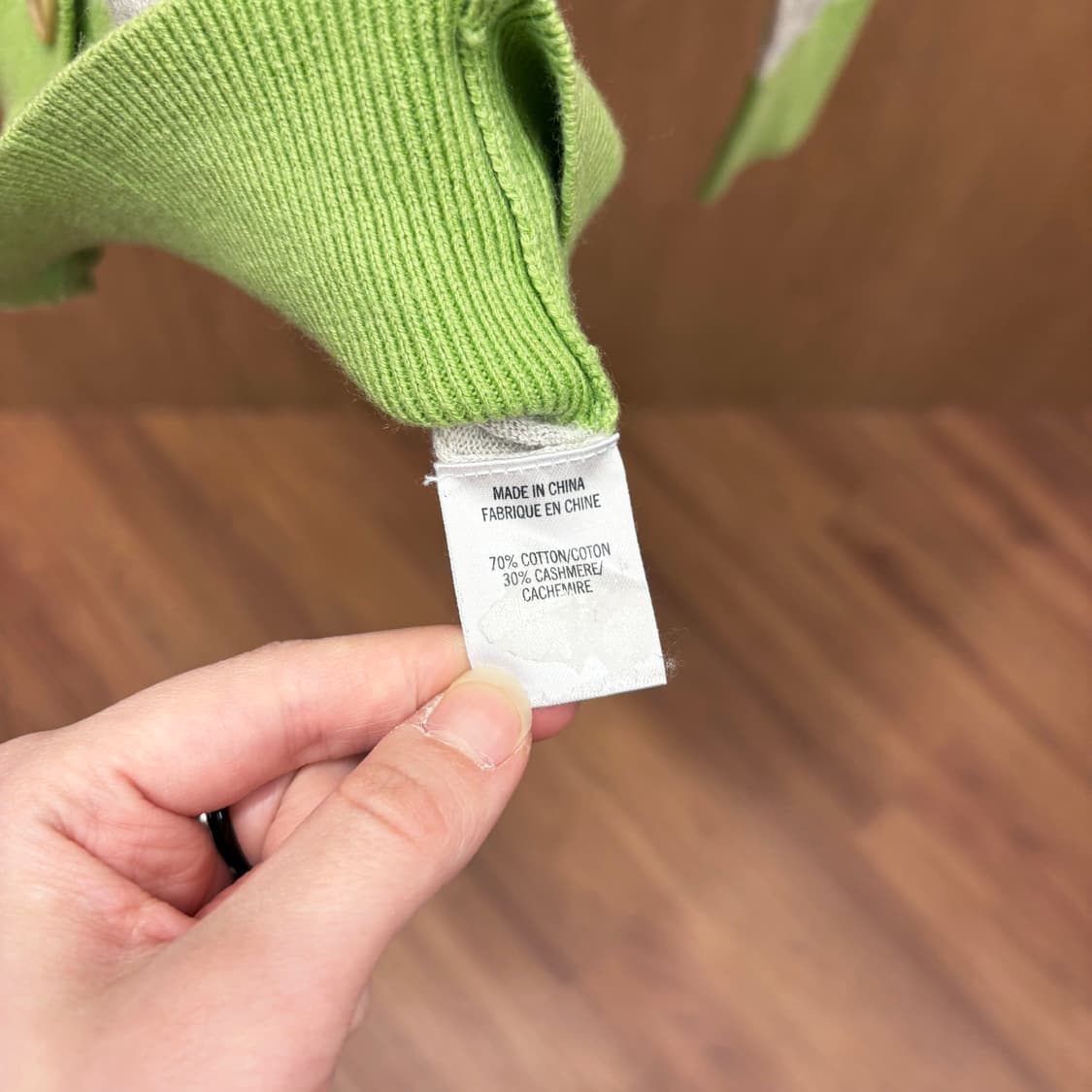 띠어리 브이넥 긴팔 코튼 캐시미어 가디건 그린 컬러 트리밍 라이트 그레이 상품이미지7