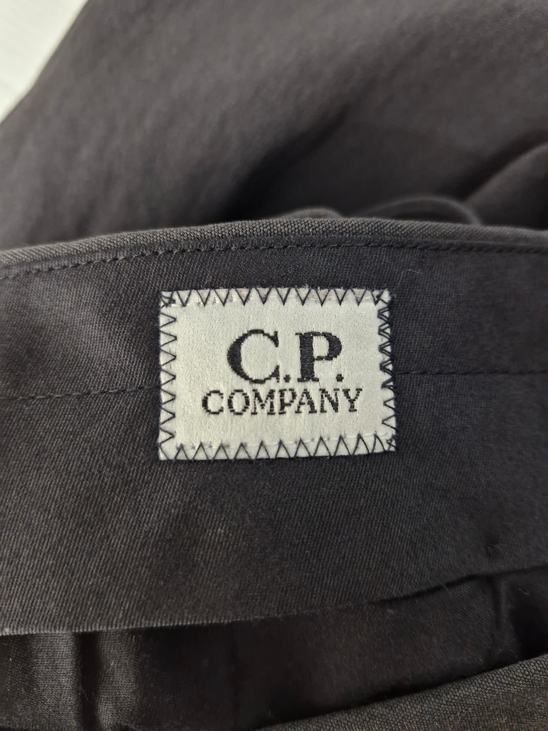 C.P 컴퍼니 원턱 슬랙스 차콜(30) 상품이미지5