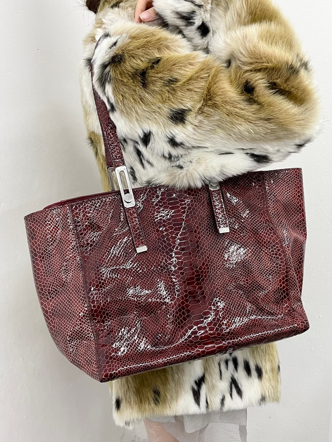 스튜어트와이츠먼 레드 파에톤 숄더백  상품이미지4