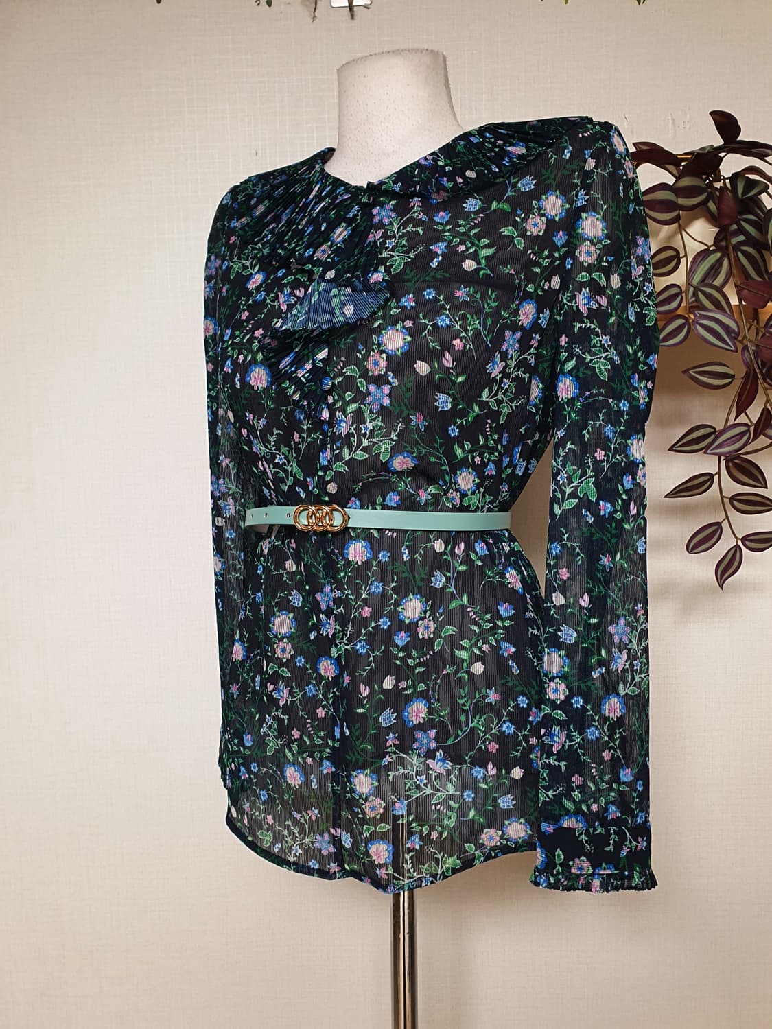 ENC 플리츠 블라우스 플라워 55 네이비 상품이미지3