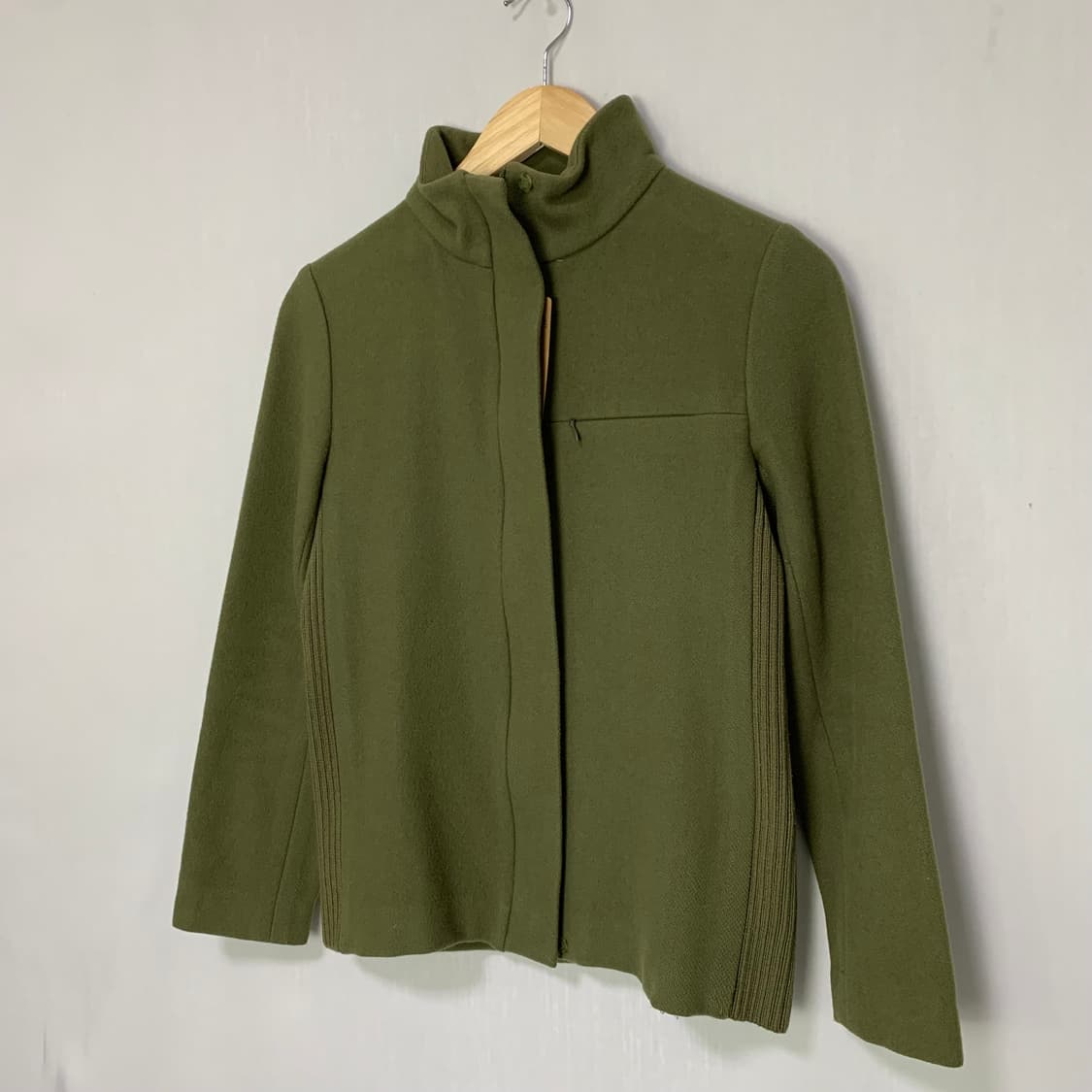 질스튜어트 지퍼 디테일 하이넥 플리스 집업 자켓 후리스 카키 S 상품이미지2