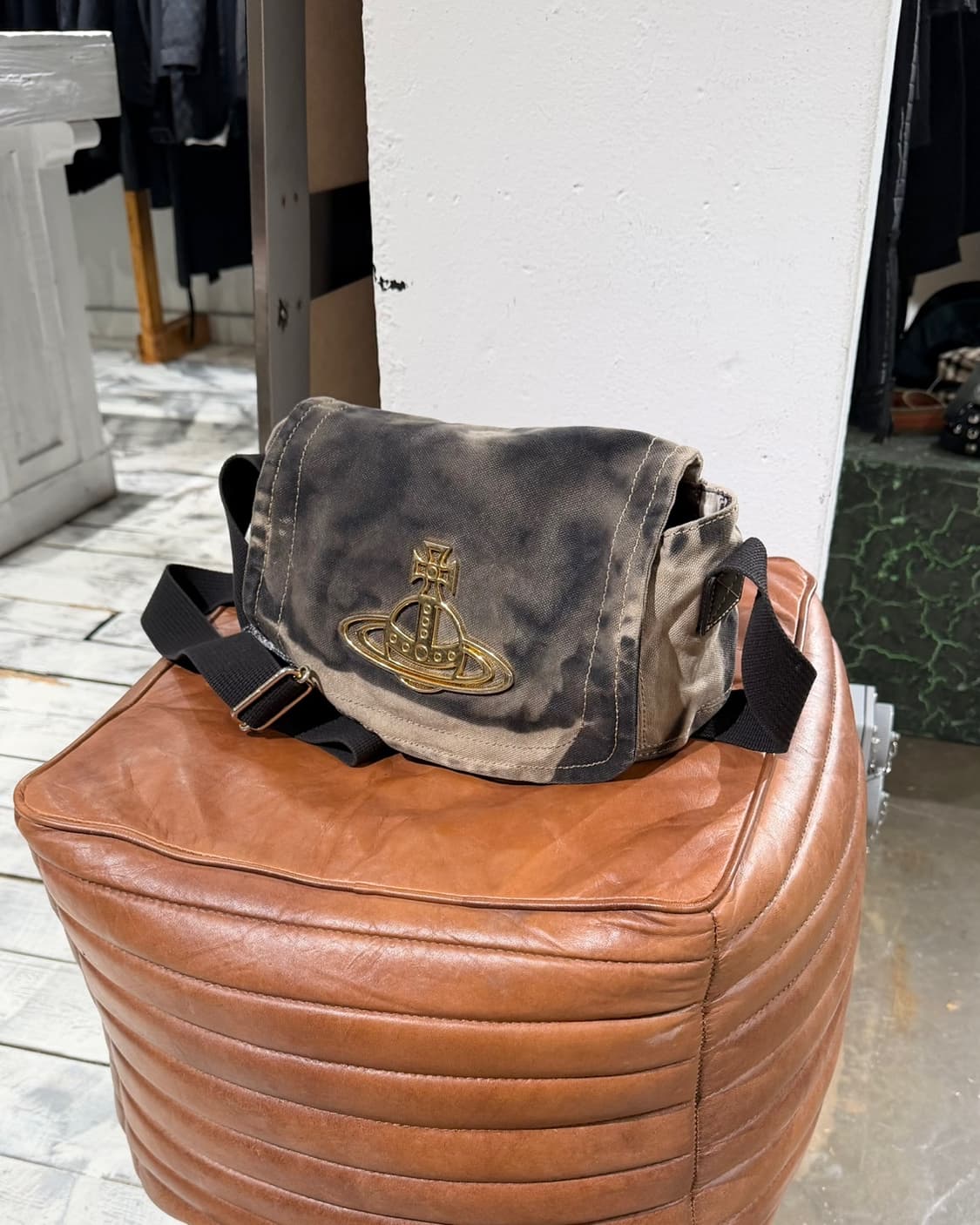 비비안웨스트우드 브라운 에지웨어 로드 코튼 숄더백 상품이미지1