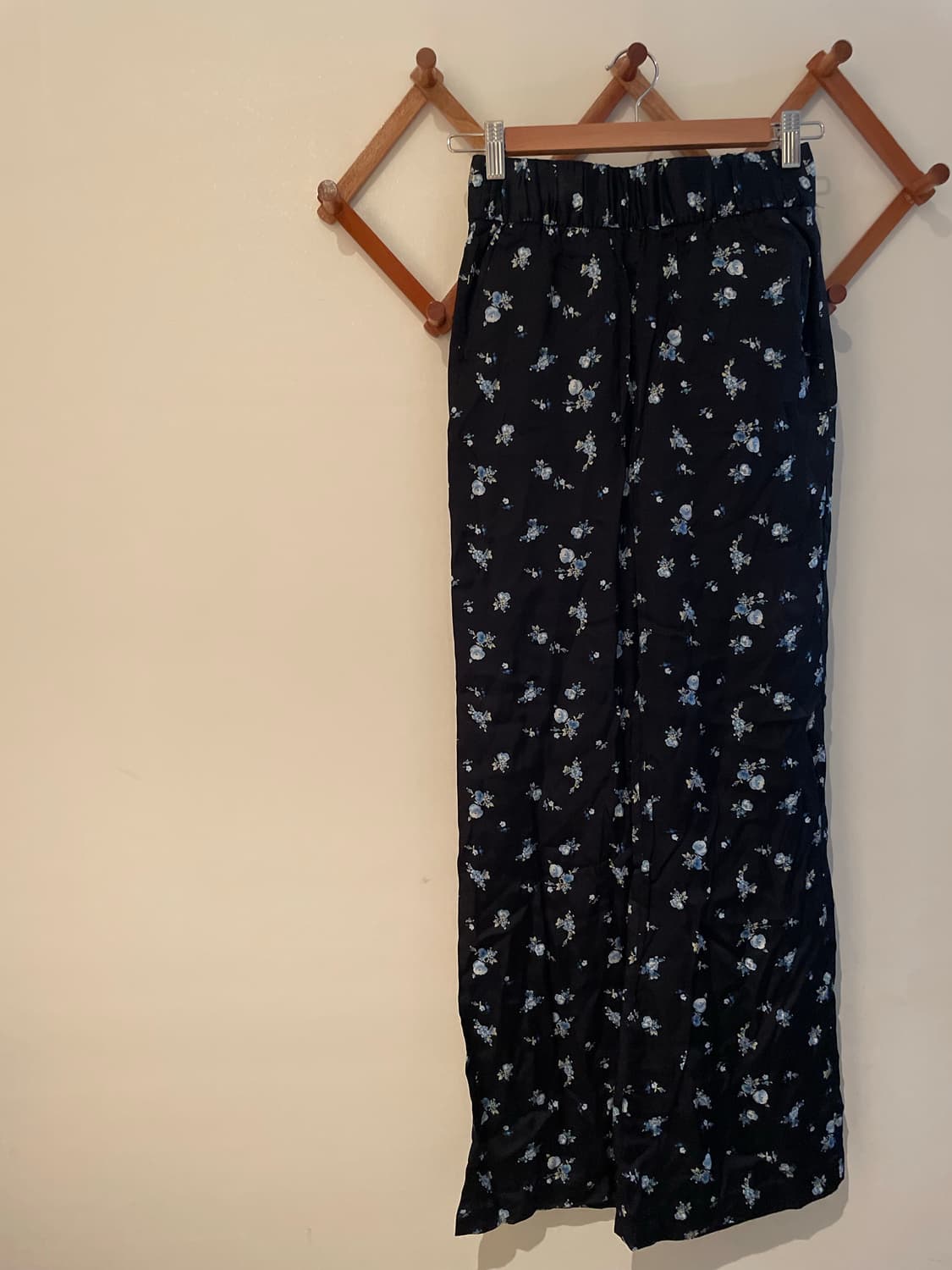 H&M Floral Satin-like Pants 상품이미지1