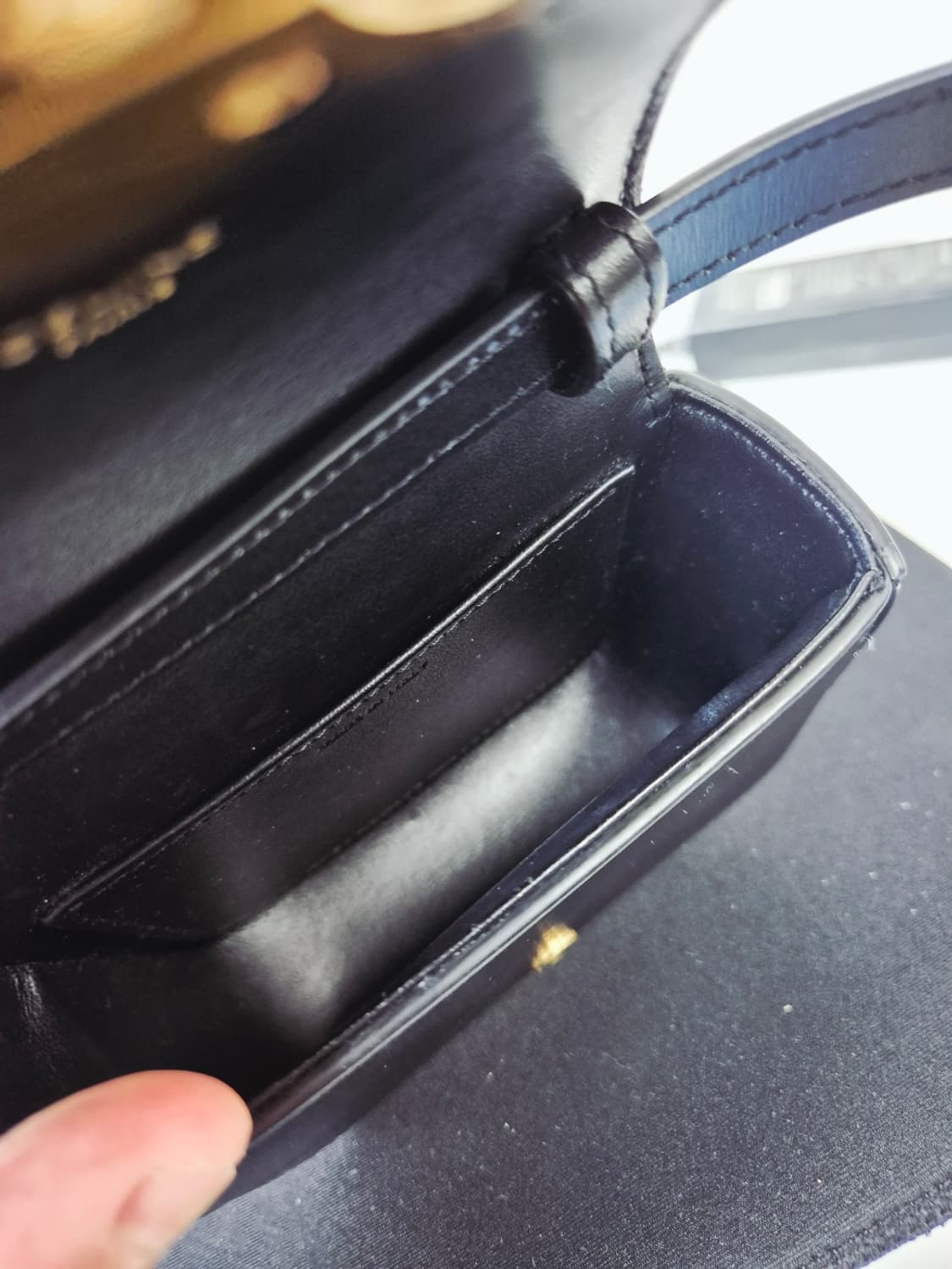 셀린느 트리옹프 미니 블랙 크로스백 상품이미지8