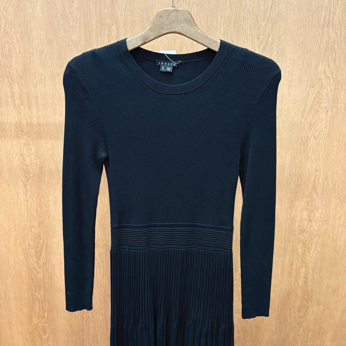 띠어리 긴팔 니트 미디 원피스 허리 절개 플리츠 디테일 슬림핏 블랙 상품이미지4