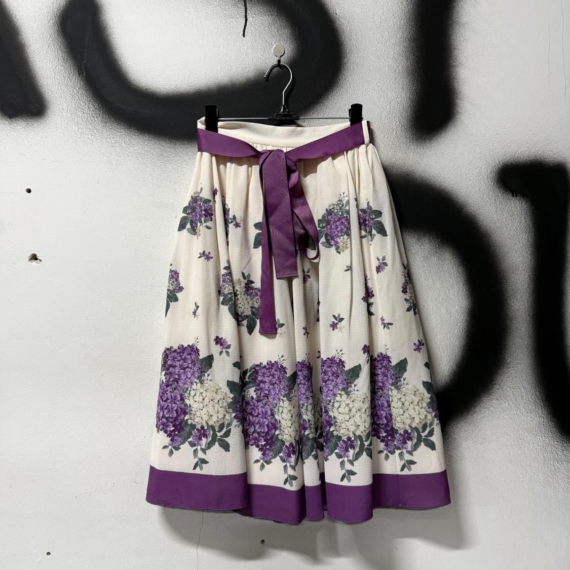 액시즈팜 새틴 플라워 프린팅 뒷 밴딩 플레어 미디 스커트 상품이미지1