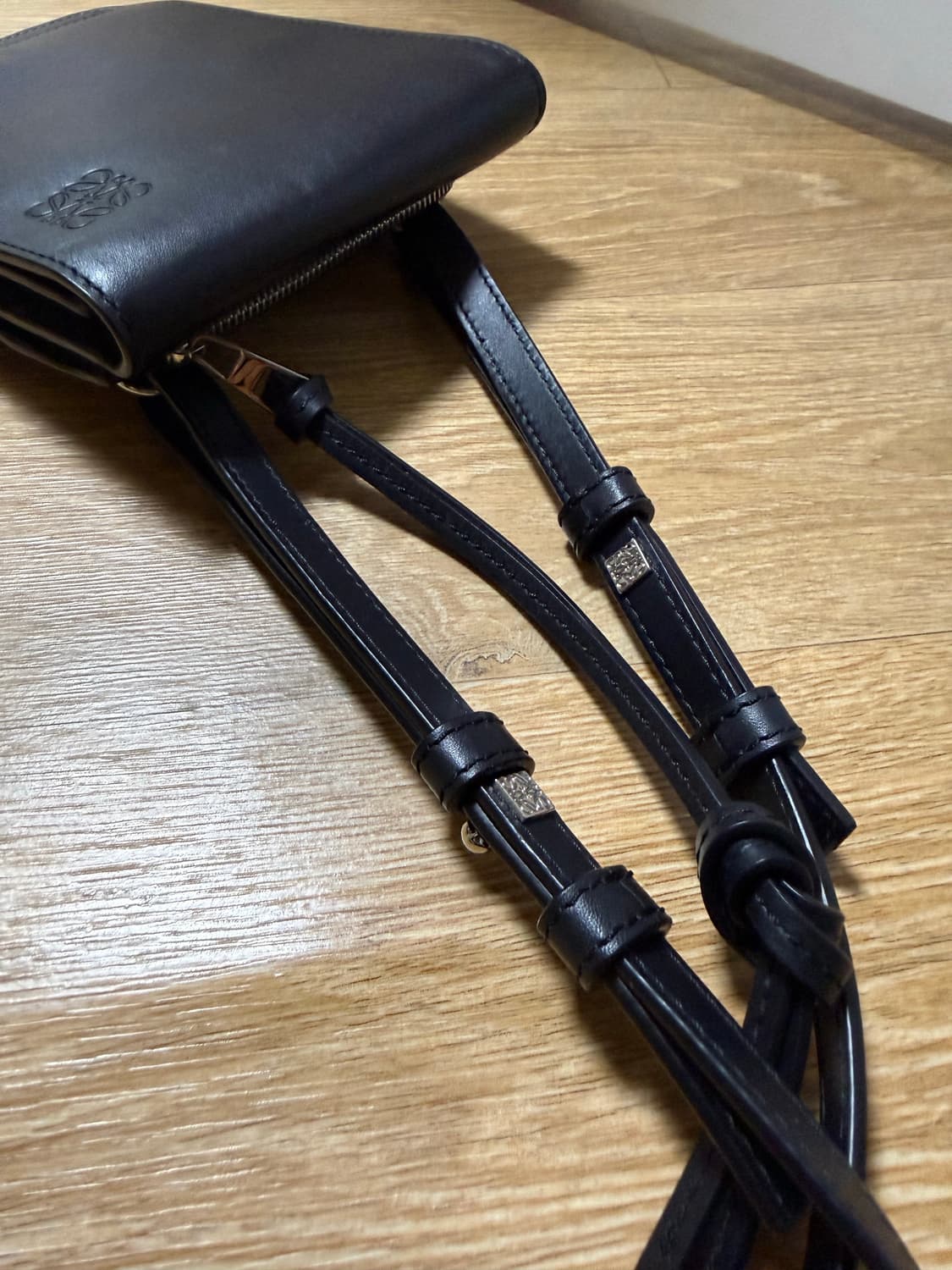 로에베 거싯 아나그램 미니 레더 크로스백 (블랙) 상품이미지7