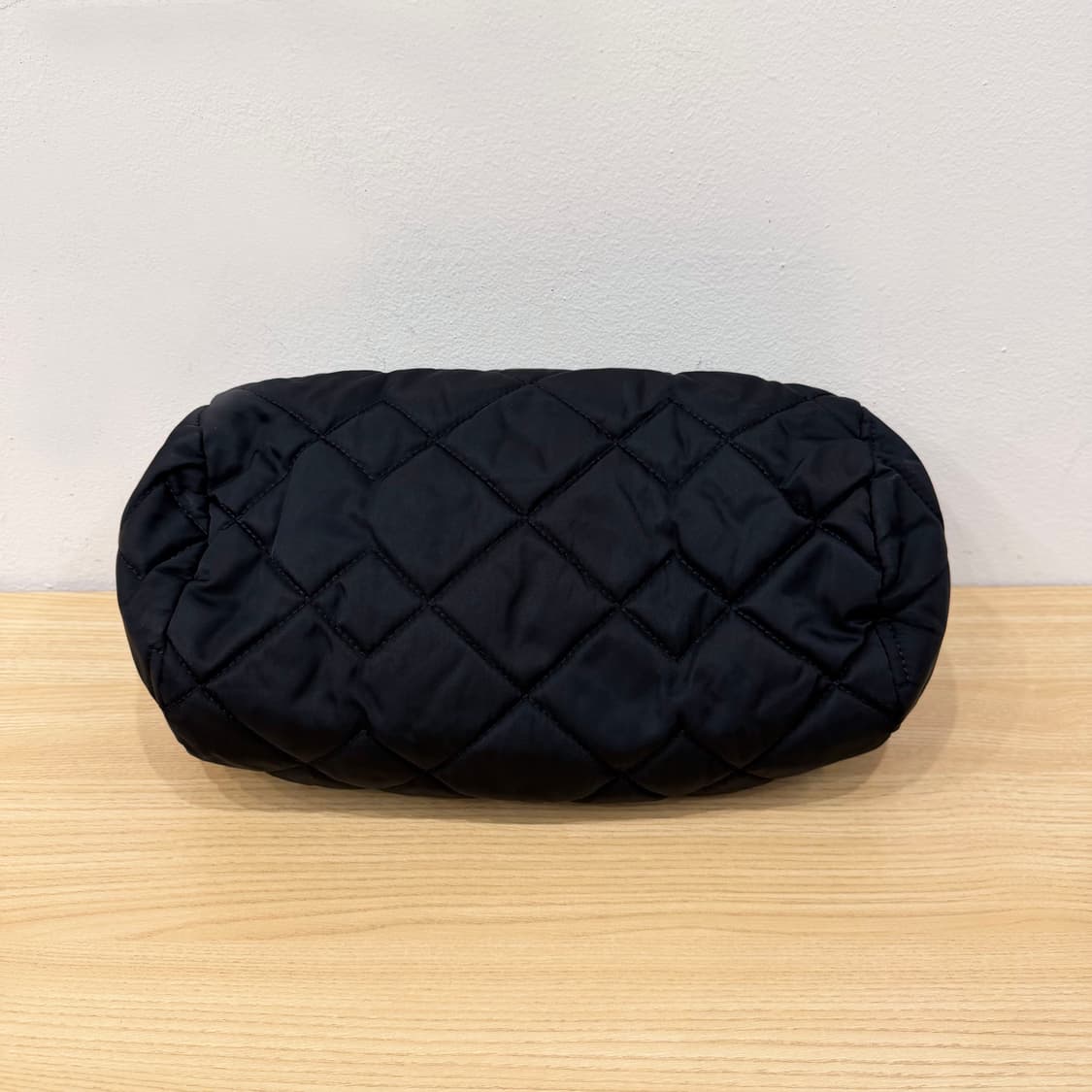 마크제이콥스 퀄팅 패딩 토트백 골드 로고 플레이트 디테일 블랙 상품이미지4