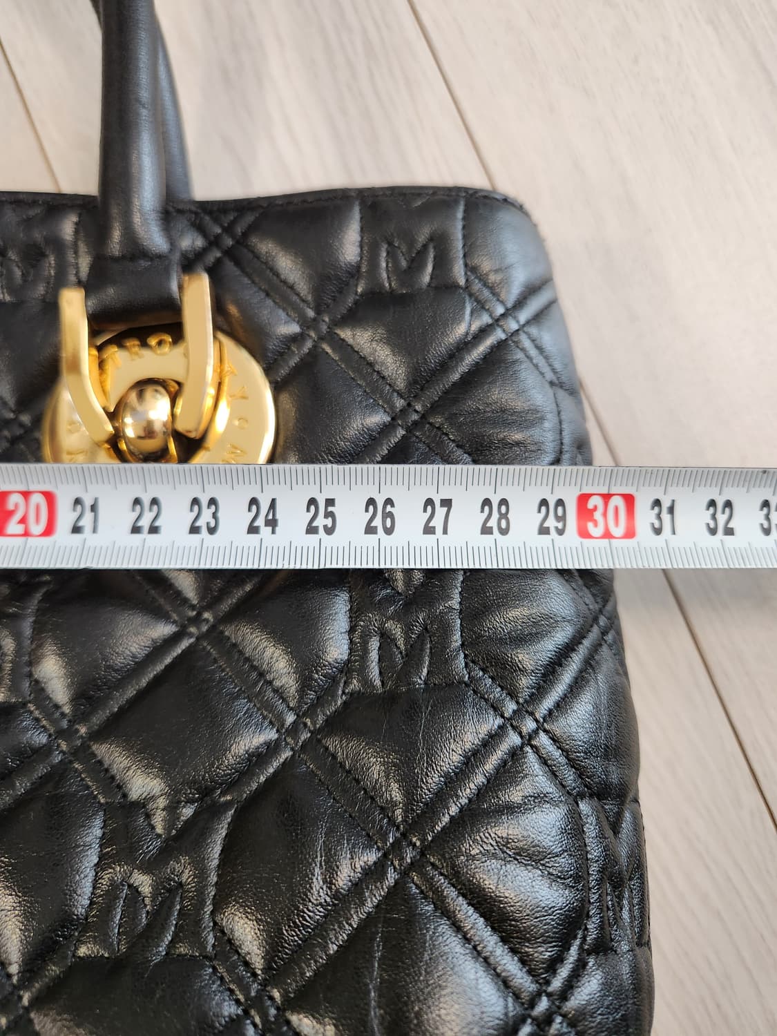 메트로시티 퀼팅 가죽 토트백

여러 중고사이트에도 같이 판매하고 있어서 상품이미지4