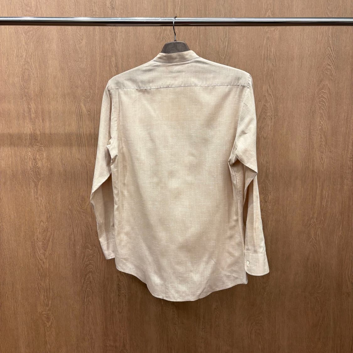 입생로랑 긴팔 셔츠 프론트 하프 버튼 밴드 카라 플랩 포켓 디테일 베이지 상품이미지3