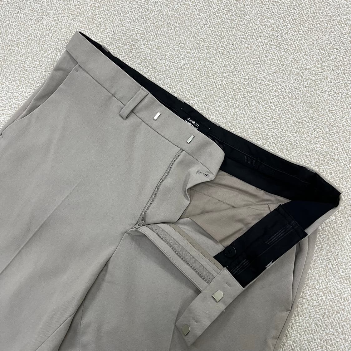 [32] 무신사 스탠다드 테이퍼드 히든 밴딩 크롭 슬랙스 4015 상품이미지4