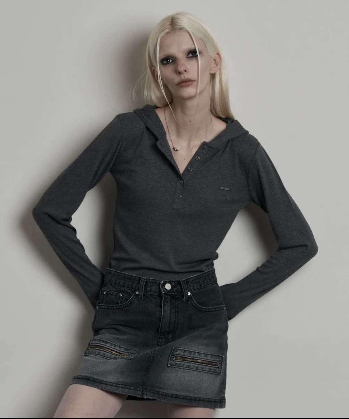 어니브 스틸 로고 버튼 후디 차콜 상품이미지1