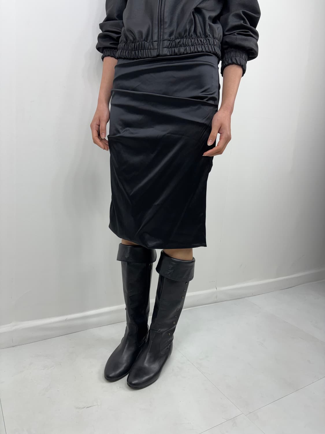 SATIN SHIRRED MIDI SKIRT 상품이미지4