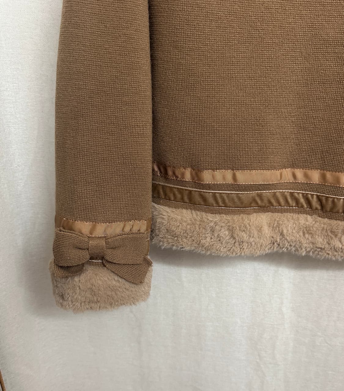 gallery visconti 리본 퍼 라떼 가디건 상품이미지6