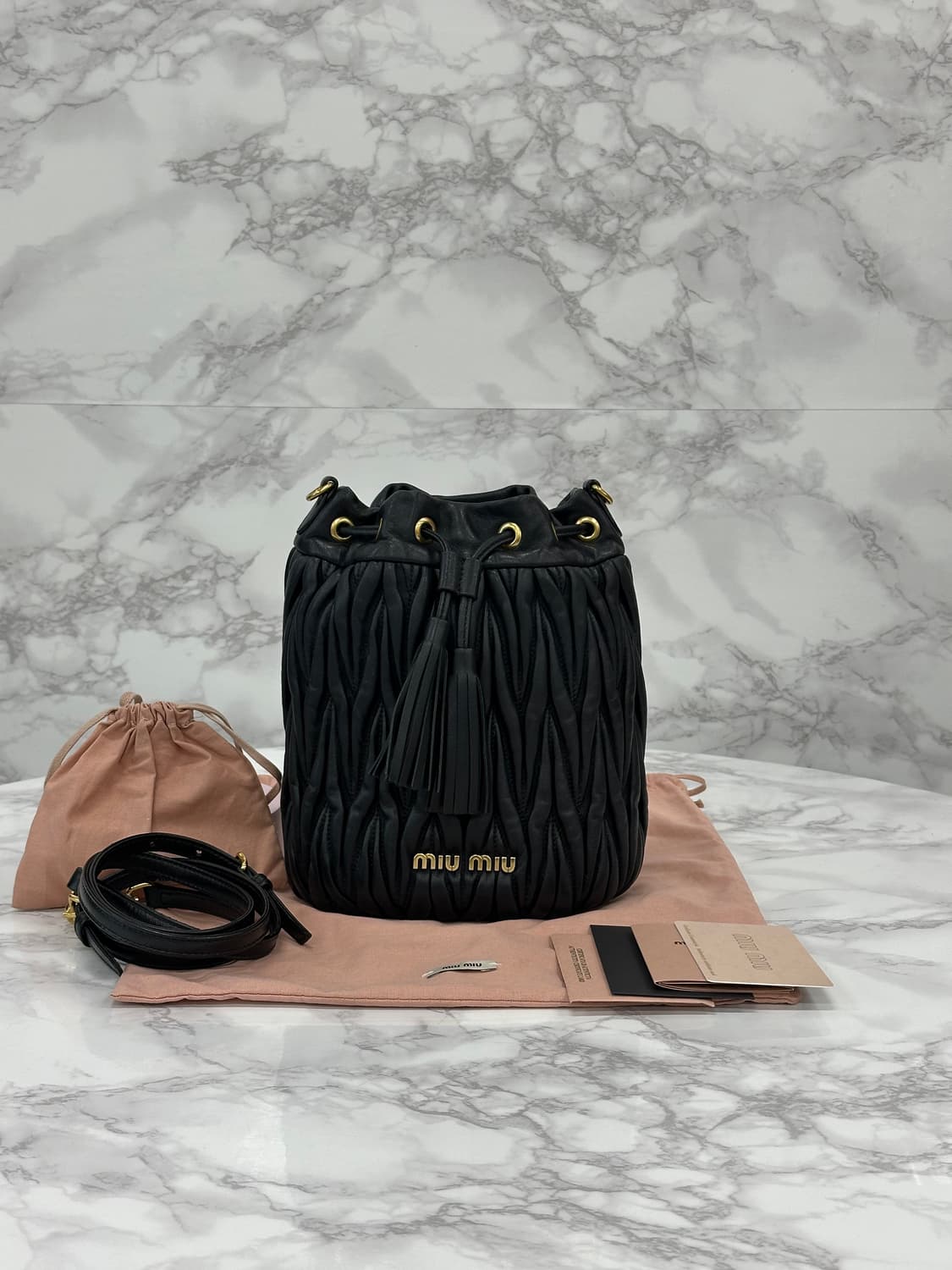 [풀구성] 미우미우 마틀라세 버킷백 블랙 상품이미지1