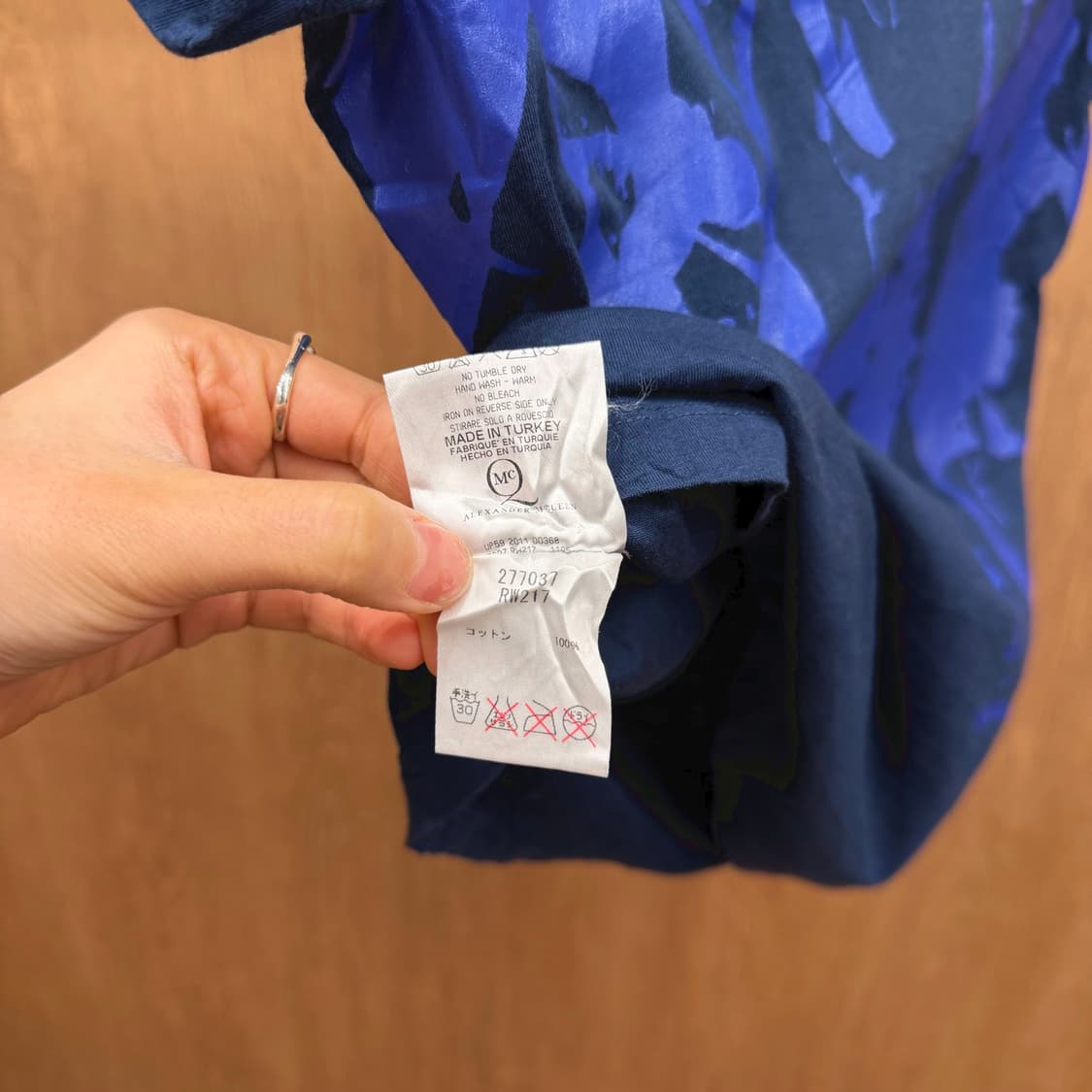 알렉산더 맥퀸 반팔 티셔츠 스플래시 아트 패턴 디테일 슬림핏 네이비 상품이미지7