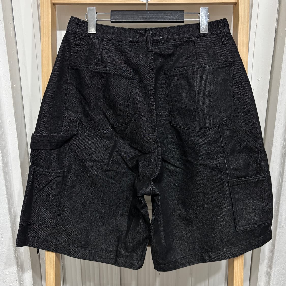 [새상품] 흑청 데님 버뮤다 팬츠 상품이미지1
