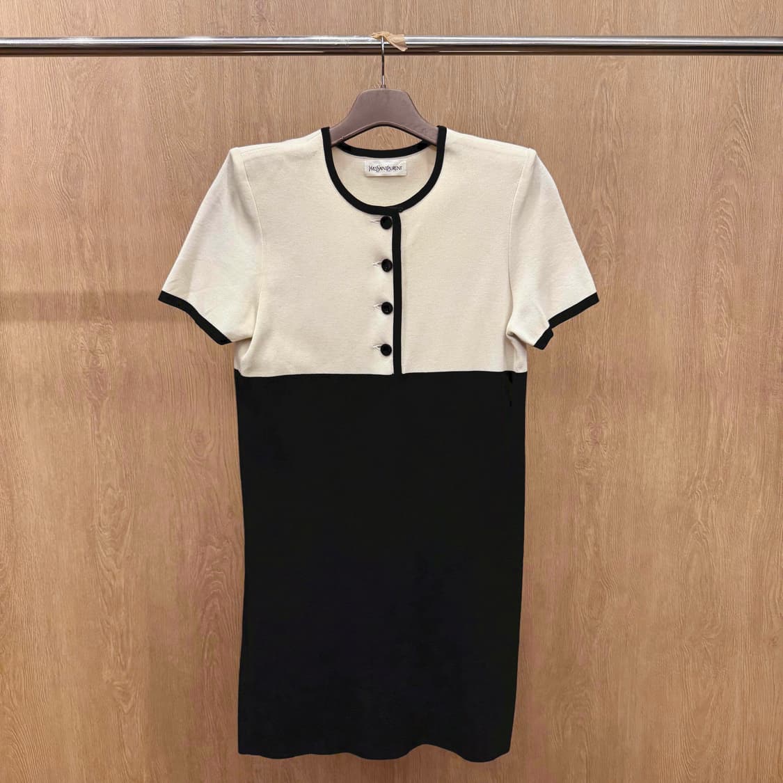 입생로랑 니트 반팔 원피스 버튼 디테일 클래식 아이보리 블랙 상품이미지2
