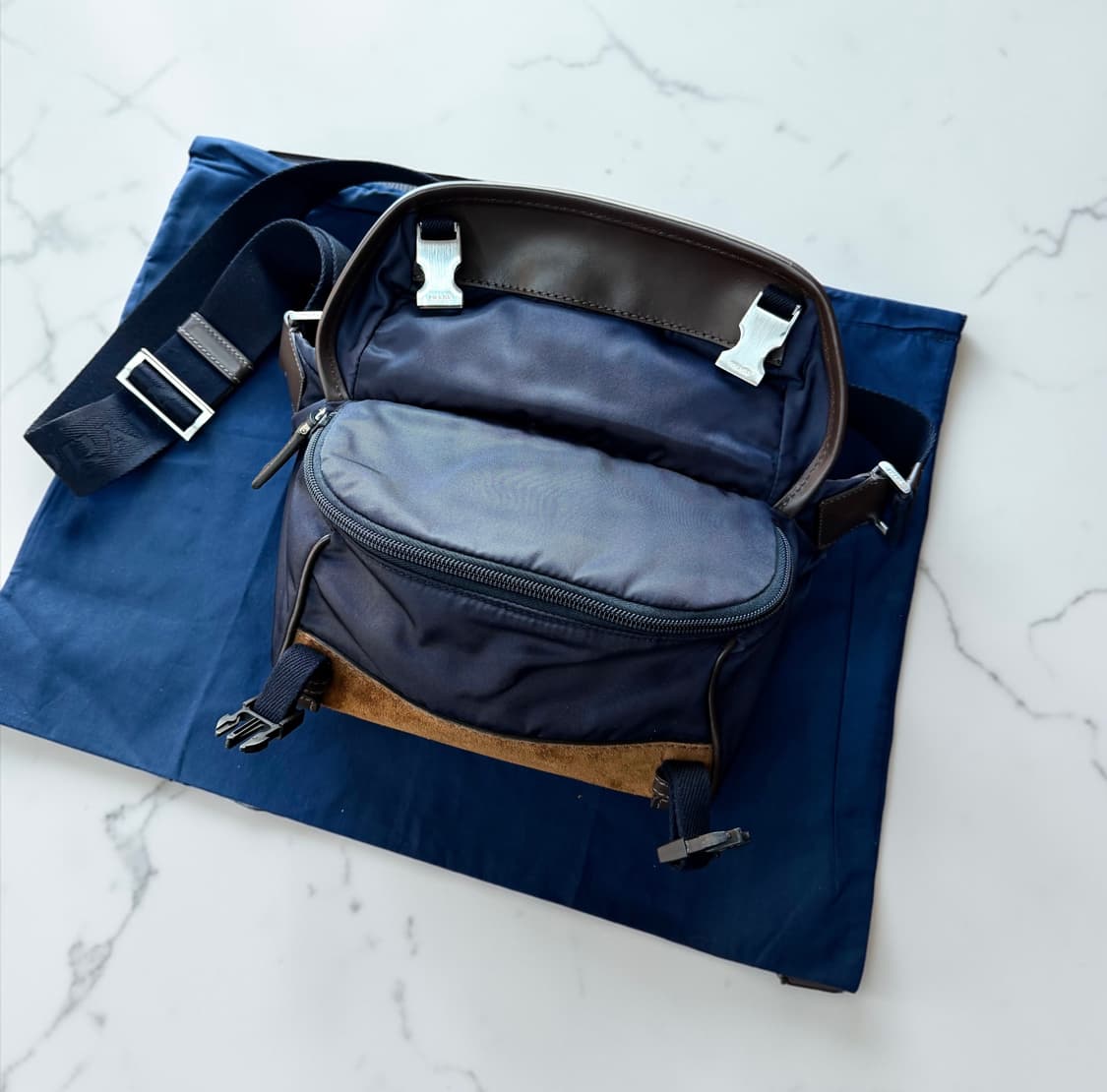 프라다 2026시즌 리나일론 스웨이드 숄더백 상품이미지7