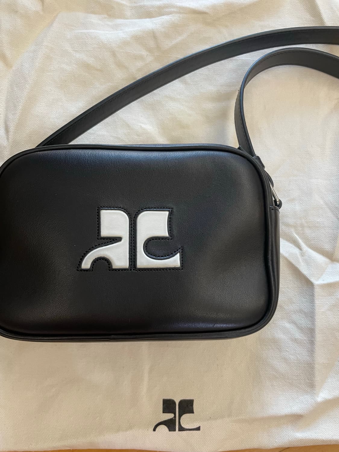 꾸레쥬 시그니처 블랙 카메라백 가방 상품이미지3