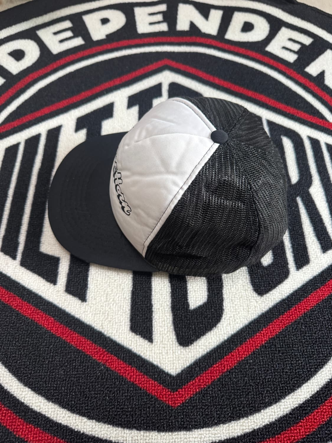 혼 앤 혼 메쉬 폼 트러커 로프 스냅백 캡 화이트 앤 블랙 상품이미지3