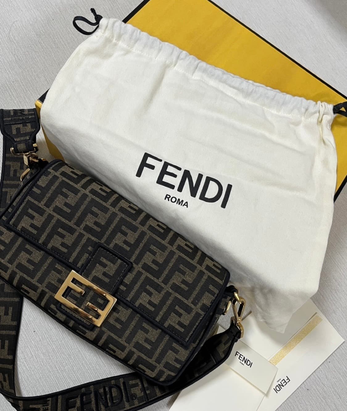 펜디 바게트백 패브릭 미디움사이즈  상품이미지1