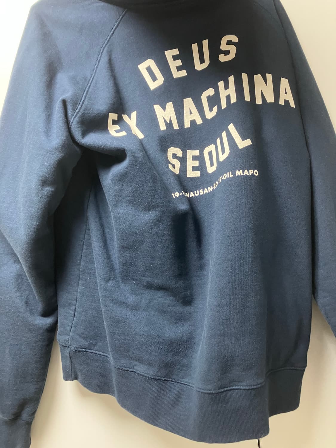 (M) 데우스 엑스마키나 서울 어드레스 네이비 후드티 상품이미지2