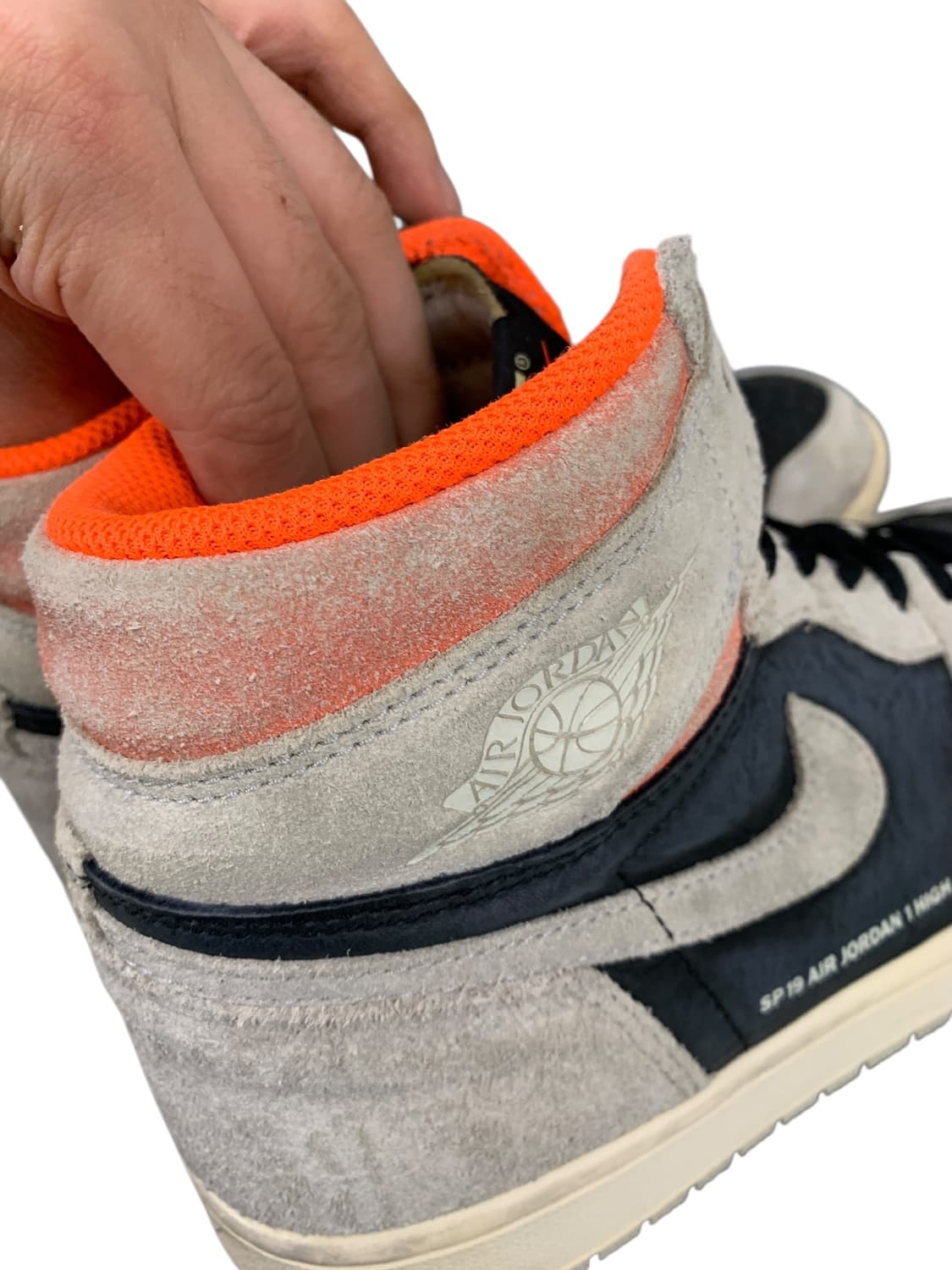 조던 1 레트로 하이 뉴트럴 그레이 하이퍼 크림슨 285 상품이미지9