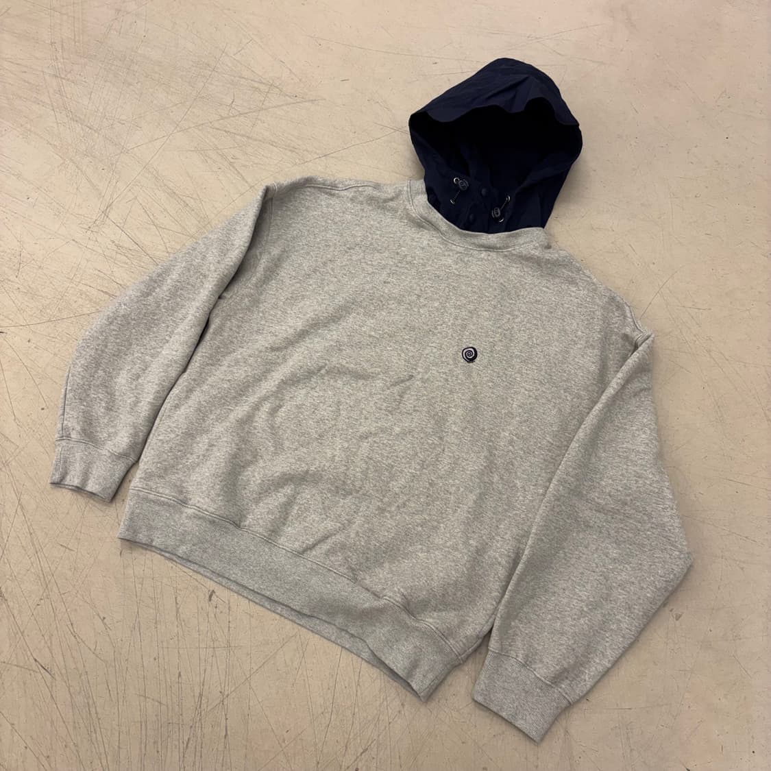 트래블 후드 스몰로고 맨투맨 상품이미지1