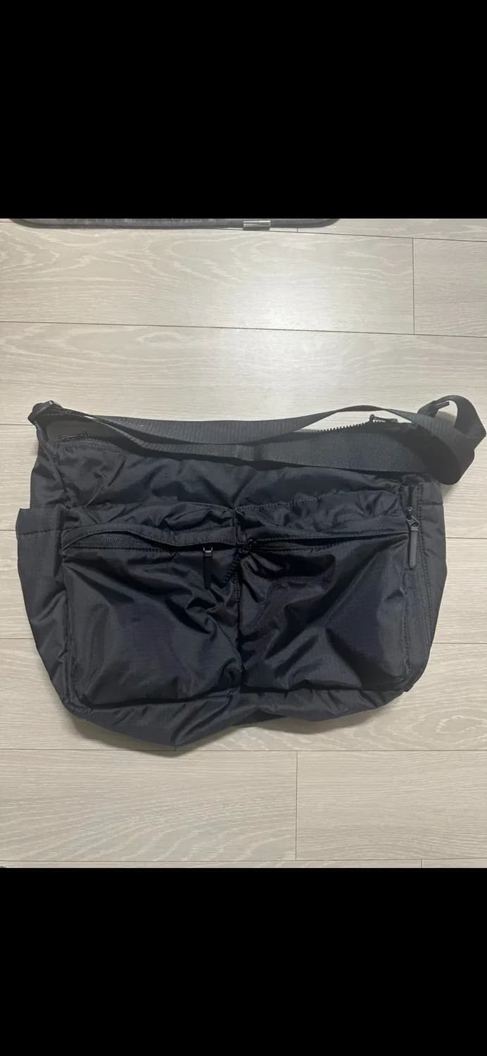 유니클로 멀티 포켓 숄더백 블랙 상품이미지1