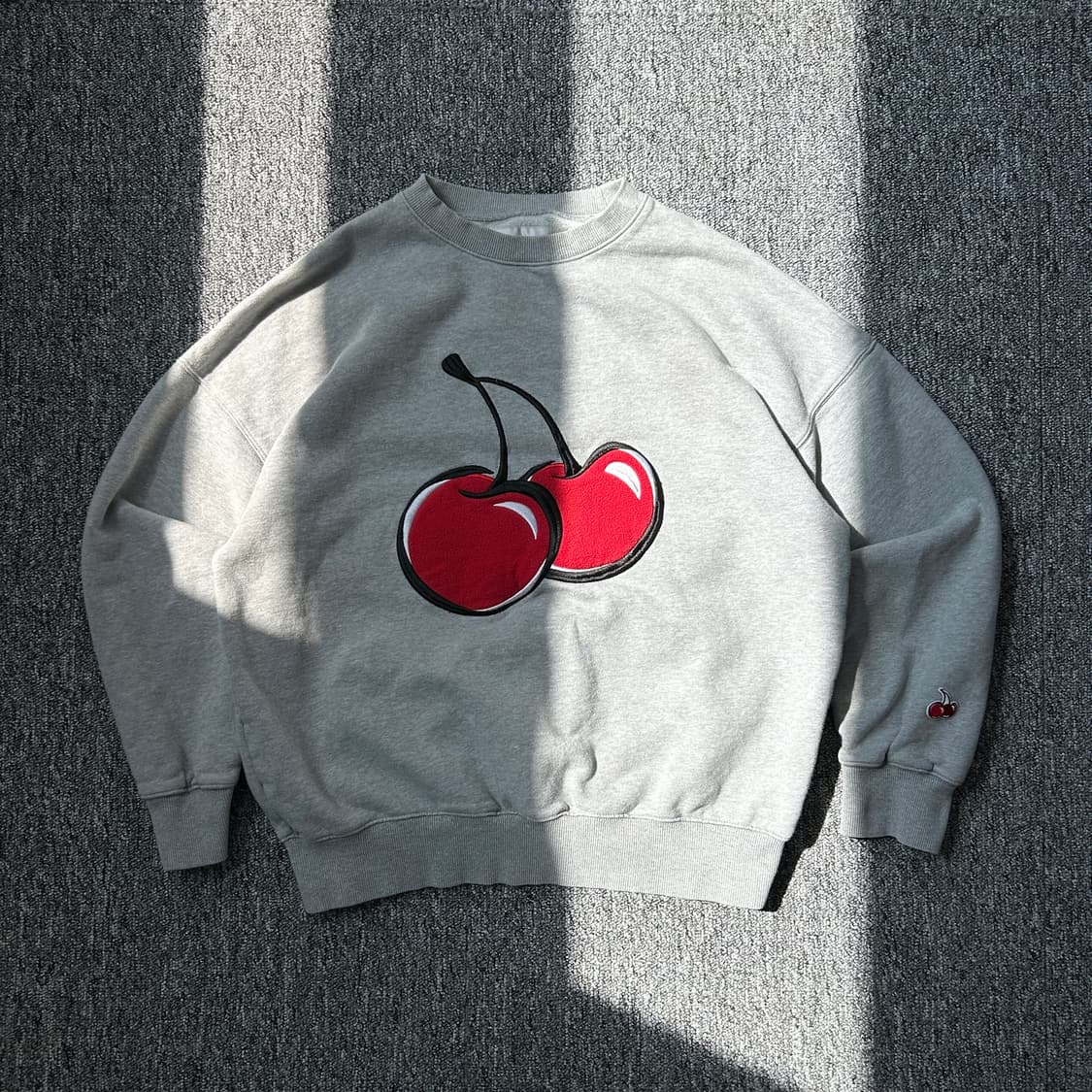 키르시 빅체리 그레이 맨투맨 상품이미지1