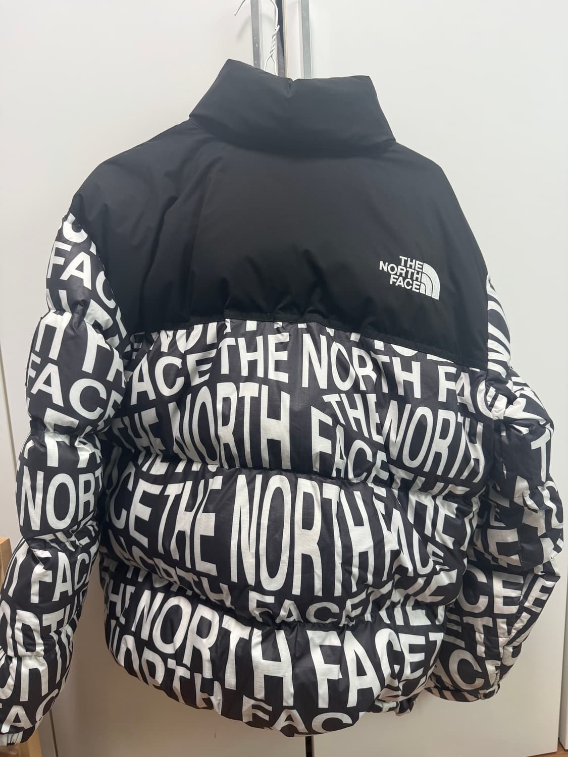 노스페이스 화이트 라벨 노벨티 눕시 다운 자켓 프린트 블랙 숏패딩 상품이미지4