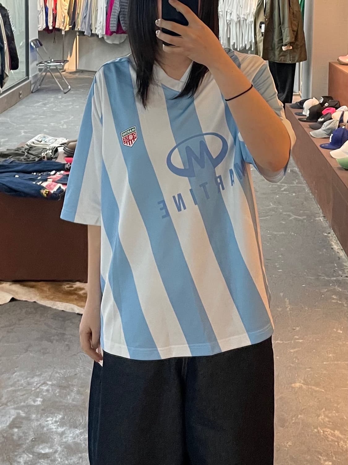 마틴로즈 트위스트 숏슬리브 풋볼탑 화이트 라이트블루 스트라이프 H1977 상품이미지1