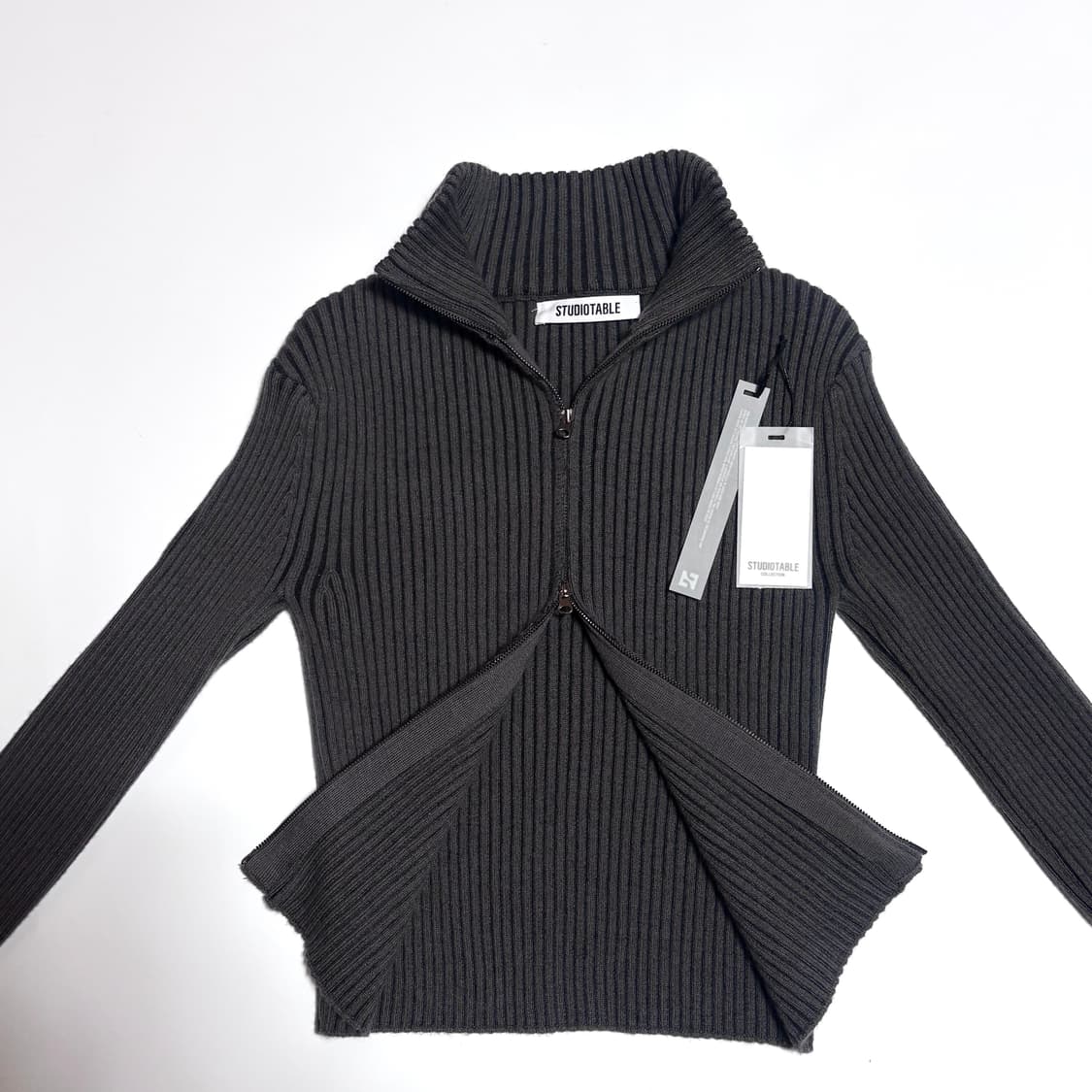 STUDIO TABLE 스튜디오테이블 투톤 하프넥집업 차콜 상품이미지6