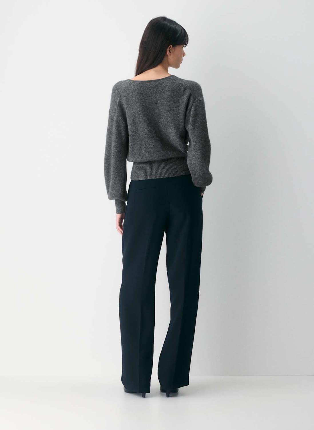 aritzia v-neck 랩 니트 스웨터 상품이미지2