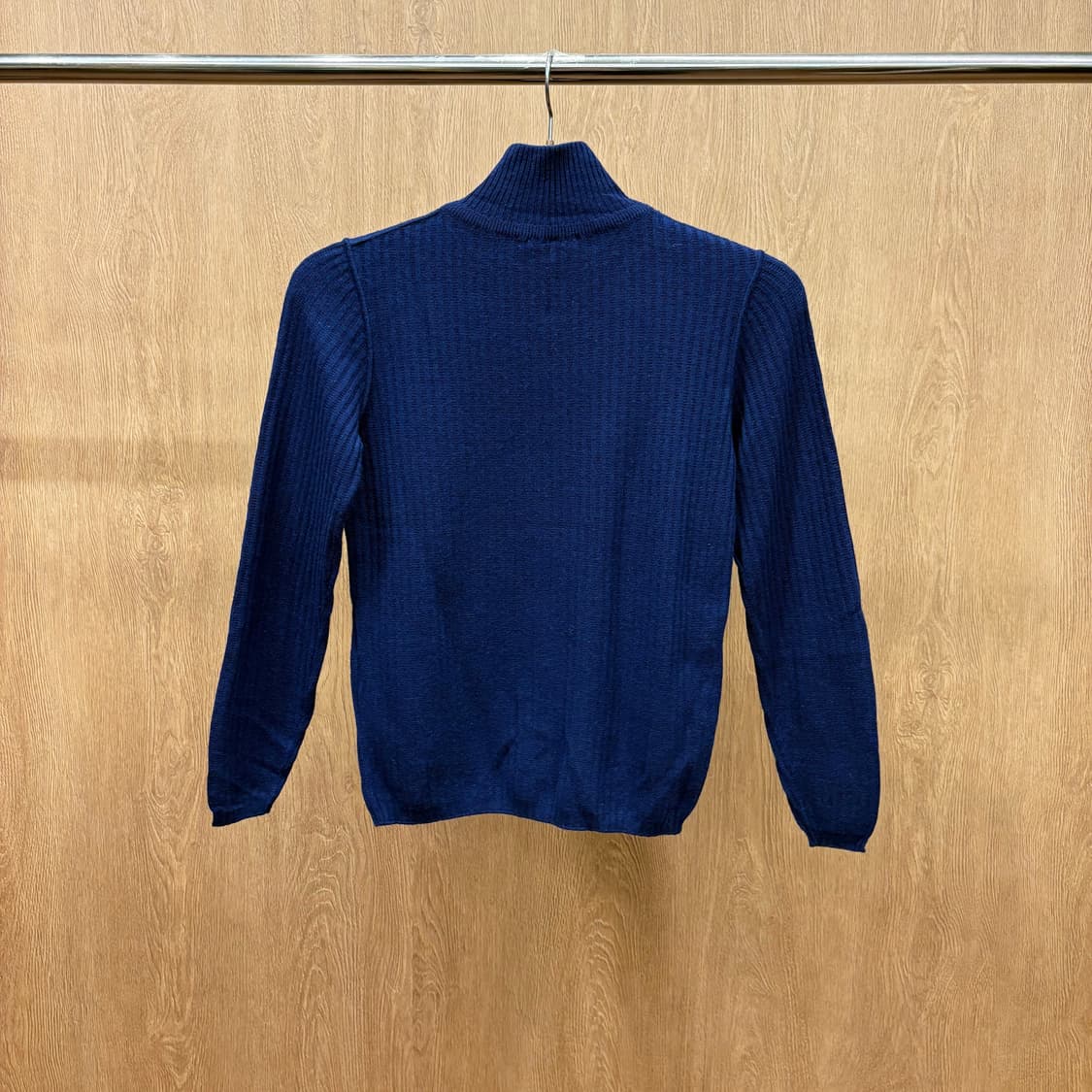 꾸레쥬 터틀넥 긴팔 니트 클래식 미니멀 잔골지 로고 자수 디테일 블루 상품이미지3