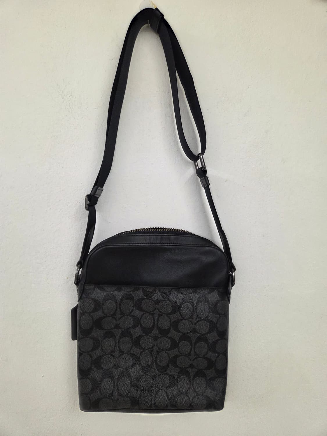 코치 시그니처 패턴 크로스백 블랙 상품이미지4