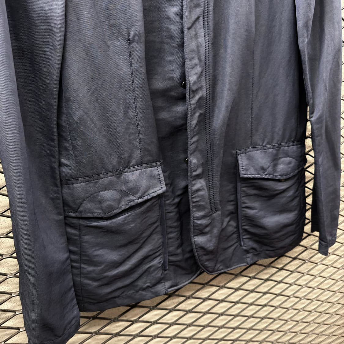 엠포리오 아르마니 캐주얼 코트자켓 사파리포켓 패커블 후드 디테일 네이비 상품이미지4