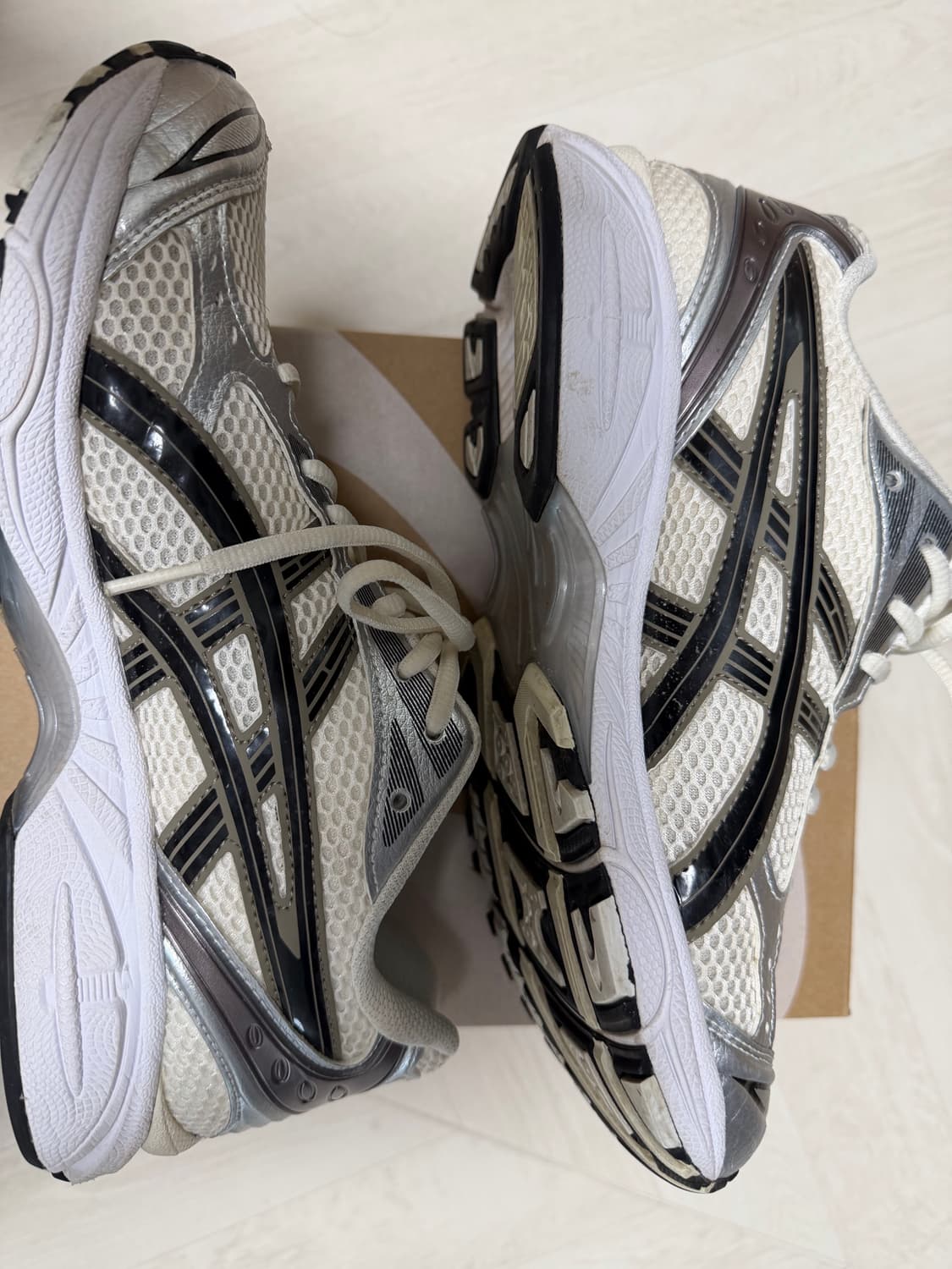 아식스 젤카야노14크림블랙 260 팔아요 상품이미지2