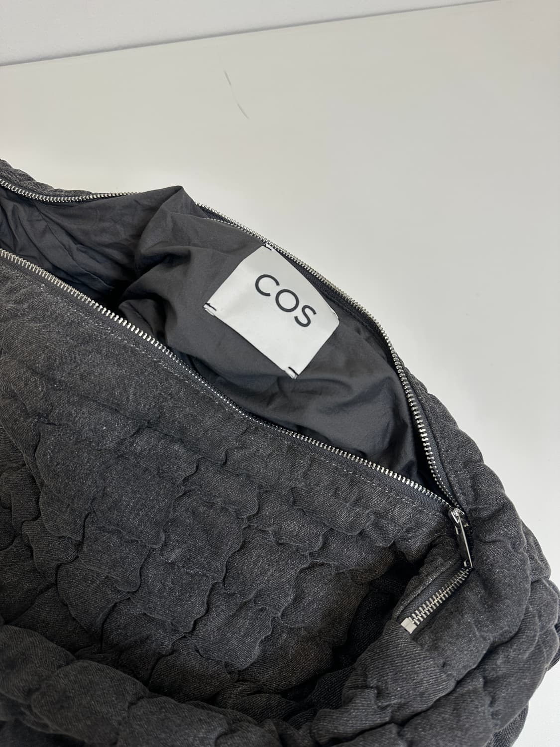 COS 코스 퀄티드 오버사이즈 구름백 데님 흑청 그레이 상품이미지1