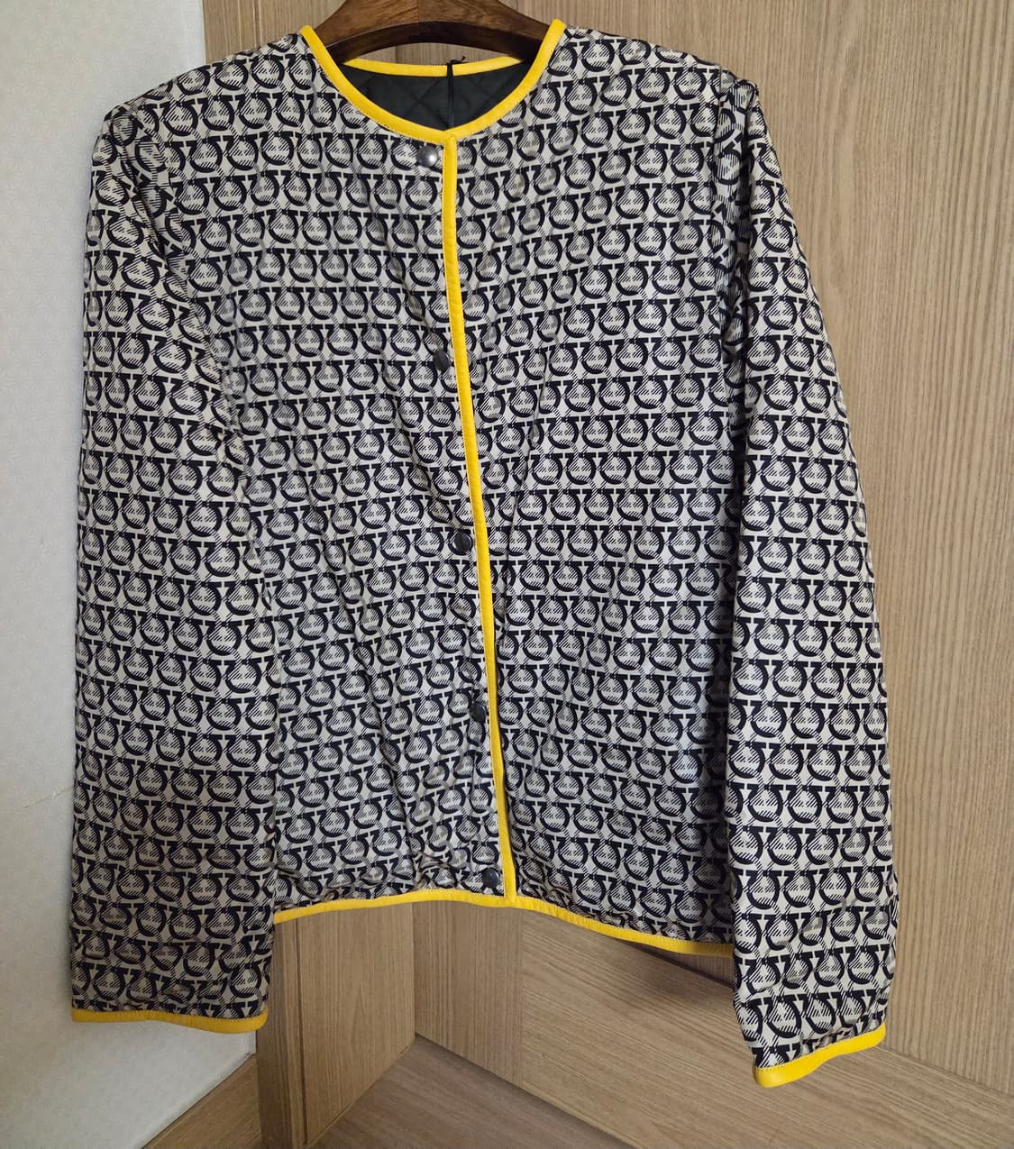 새상품 ㅡ 페라가모 간치니 리버서블 경량패딩 상품이미지1